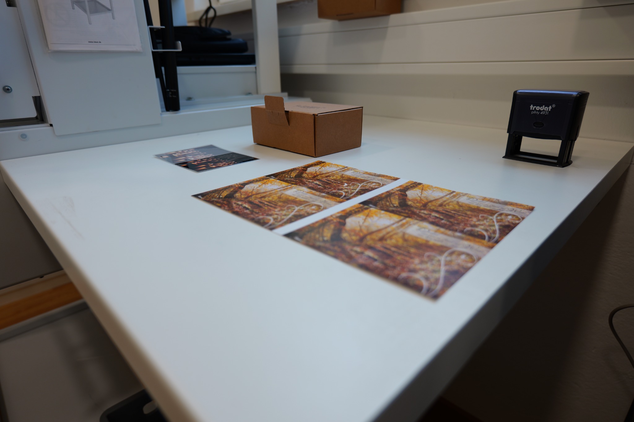Gedruckte Sterbebilder auf dem Arbeitstisch