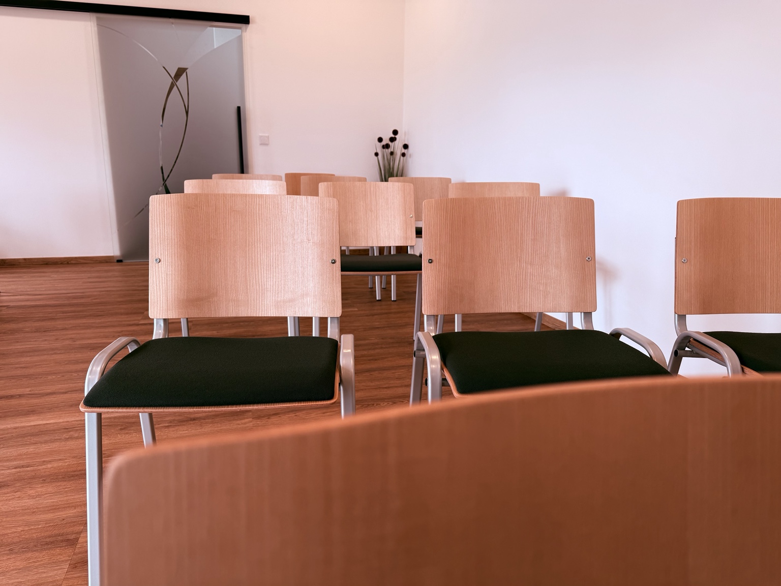 Sitzbereich mit mehreren Stühlen im Verabschiedungsraum